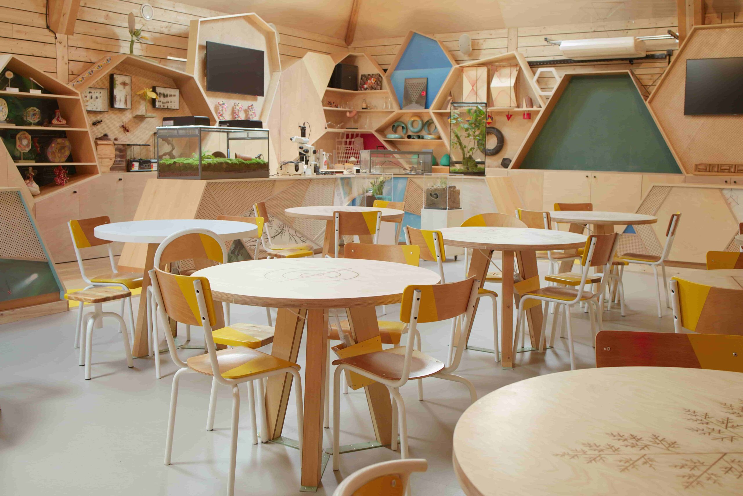 120 chaises ludiques 100% recyclées pour le Palais de la découverte à Paris